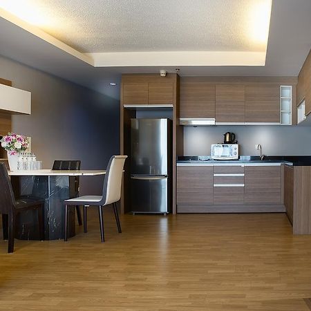 The Capital Resort @ Sukhumvit 50 Бангкок Экстерьер фото A modern kitchen